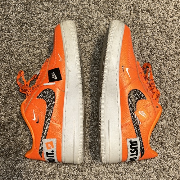 2018 air force 1 low ‘just do it’. orange. size boys/mens 7. - Picture 5 of 9